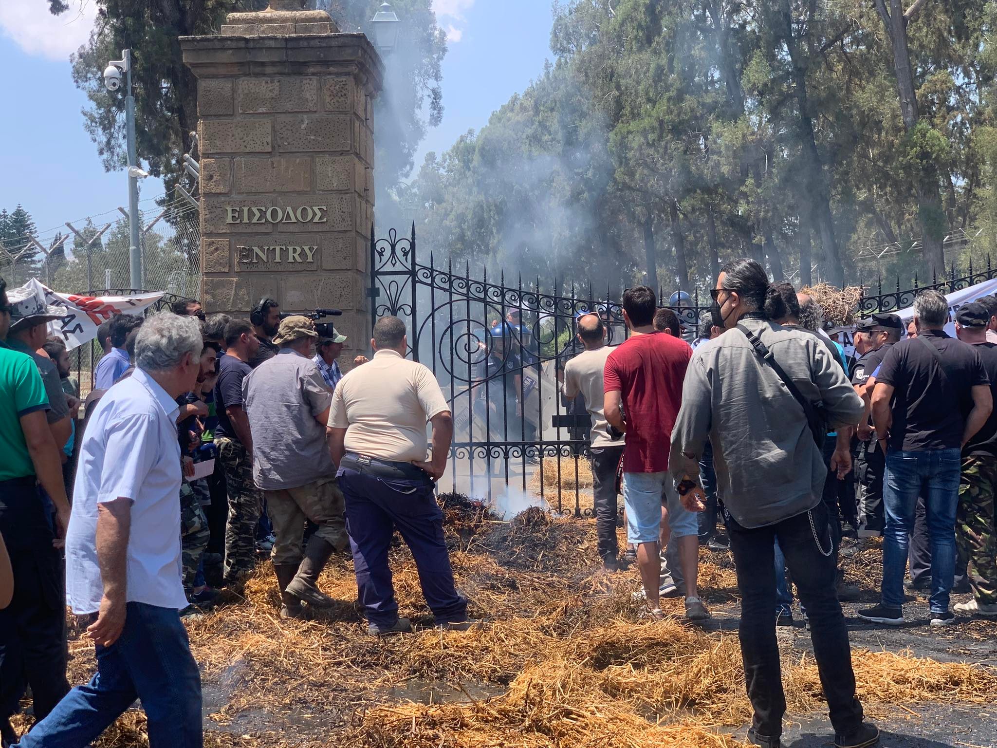 ΒΙΝΤΕΟ: Έκαψαν μπάλες σανού και έριξαν γάλα στην είσοδο του Προεδρικού