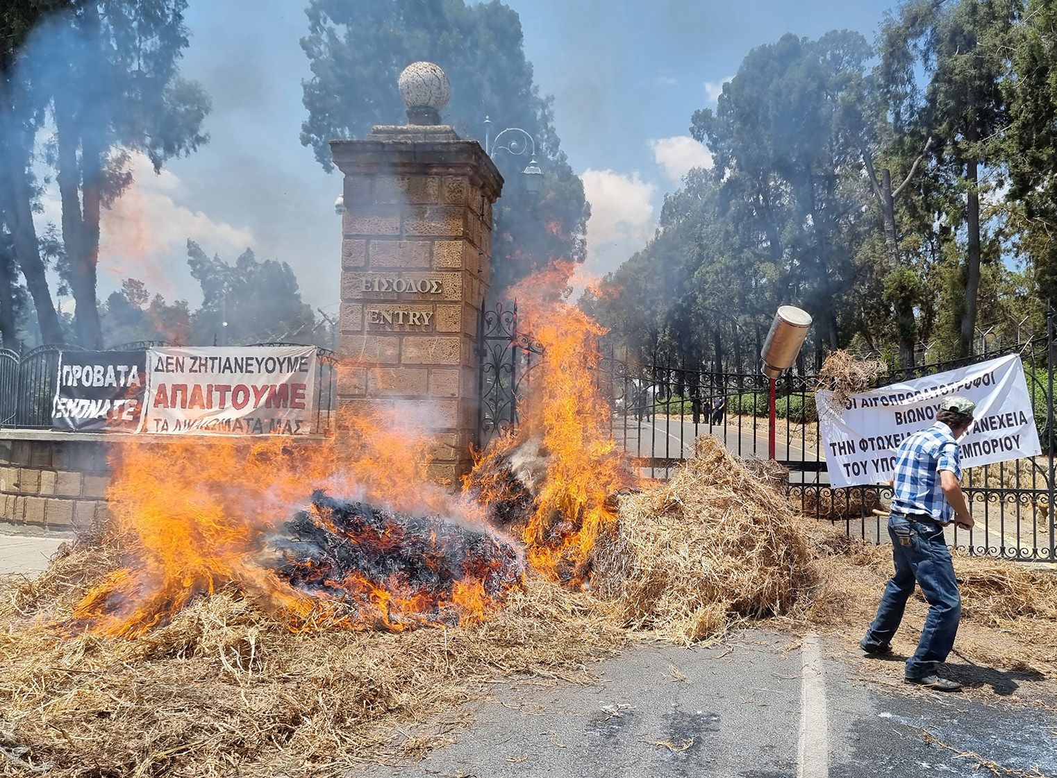 Ψάχνουν τους εμπρηστές του σανού έξω από την πύλη του Προεδρικού Μεγάρου (ΦΩΤΟ)