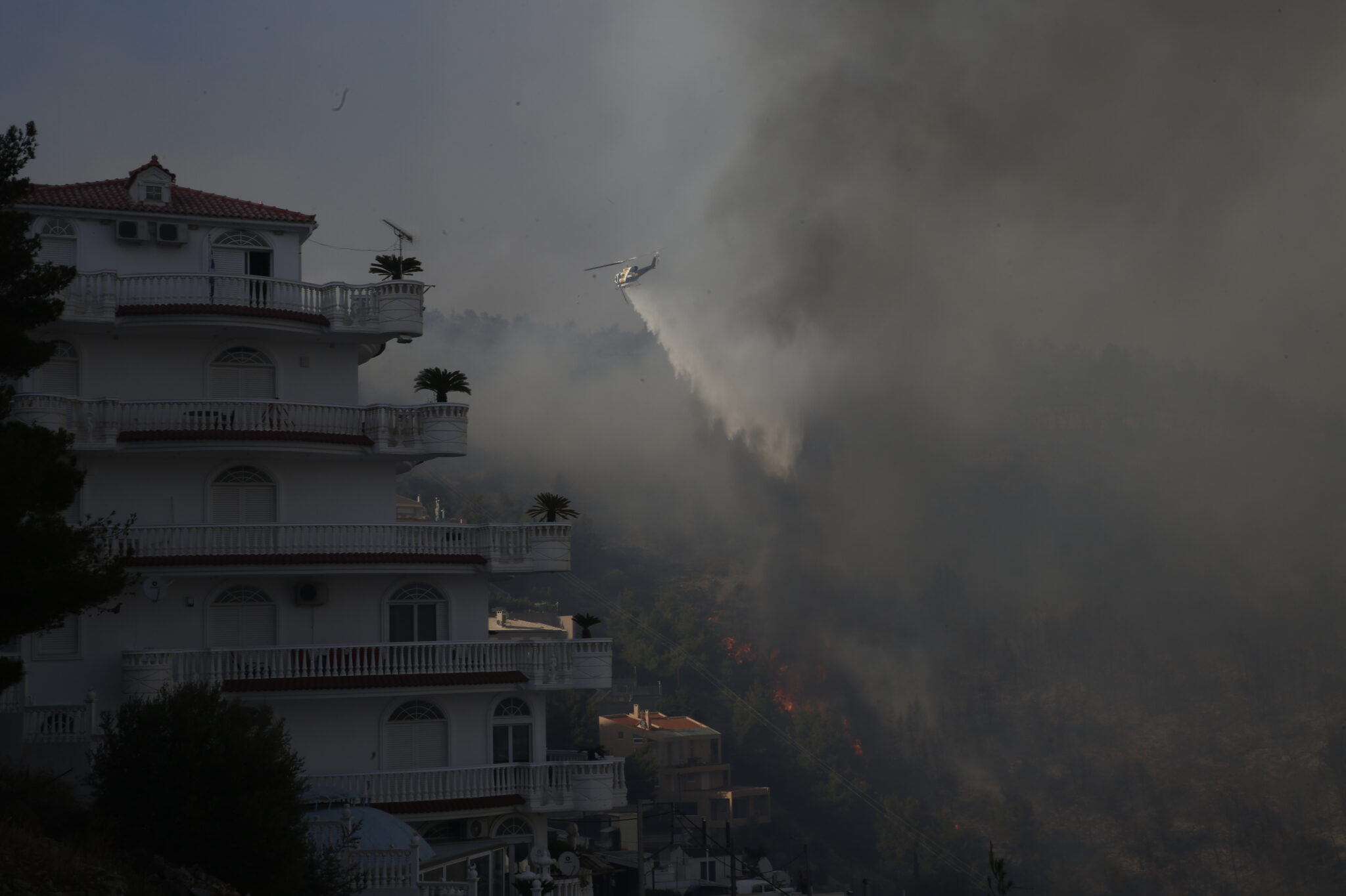 LIVE:Ξύπνησε ο εφιάλτης, εκκενώνονται οικισμοί, γηροκομείο, τα Παιδικά Χωριά SOS