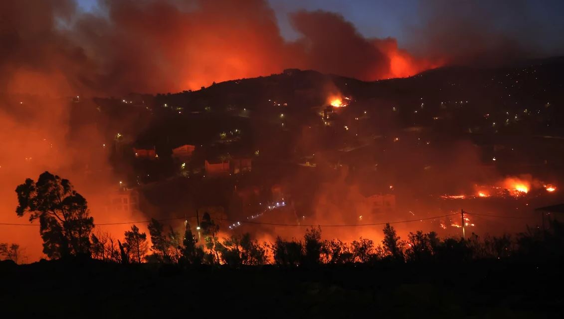 Νύχτα-κόλαση στην Πεντέλη: Εκτός ελέγχου η πυρκαγιά, καίει ανάμεσα σε σπίτια