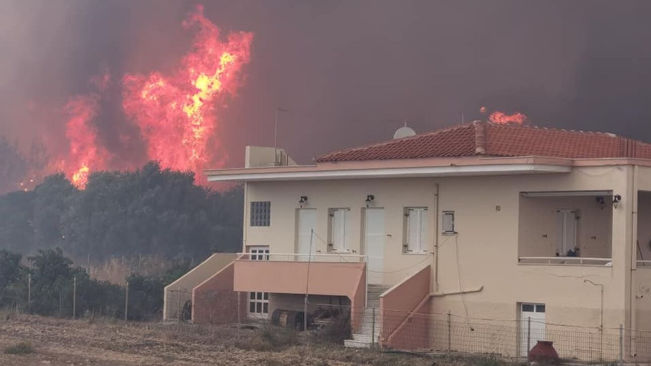 Πυρκαγιά στη Μυτιλήνη: Μαίνεται ανεξέλεγκτη φωτιά, καίγονται σπίτια