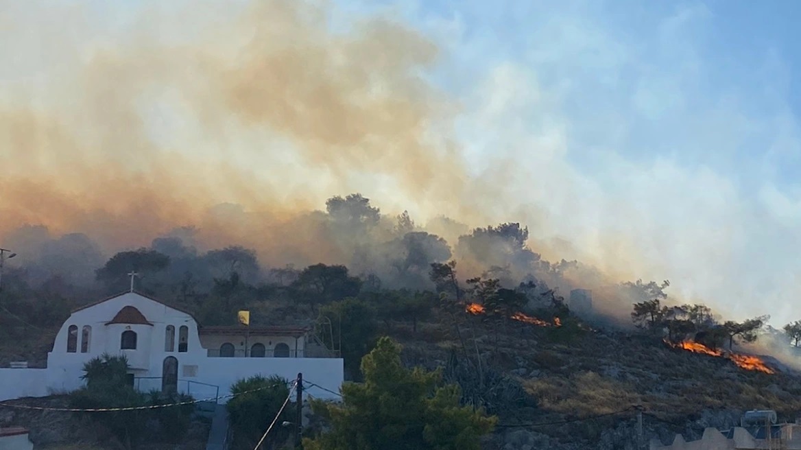 Φωτιά σε τρία μέτωπα στη Σαλαμίνα, εκκενώνονται τρεις οικισμοί (ΒΙΝΤΕΟ)