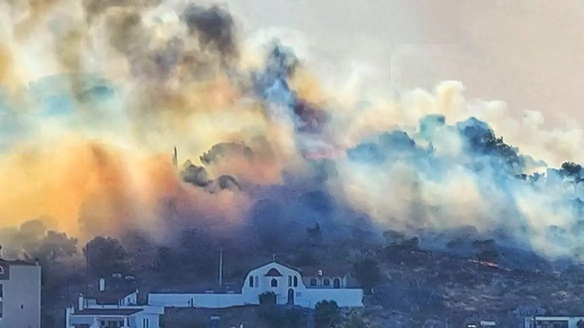 Υπό έλεγχο η πυρκαγιά στη Σαλαμίνα, συνεχίζεται η αγωνία στην Πεντέλη (ΦΩΤΟ&VID)