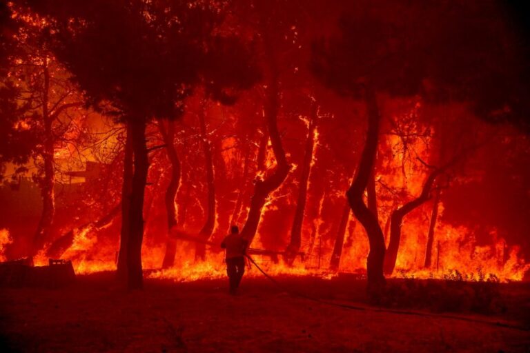 Τραγική η κατάσταση στη Λέσβο: Πύρινες γλώσσες έκαψαν σπίτια στα Βατερά (ΒΙΝΤΕΟ)