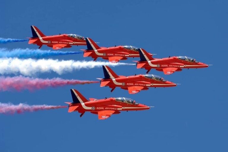 Red Arrows: Σωρεία καταγγελιών θέτει σε κίνδυνο τα βασιλικά «κόκκινα βέλη»