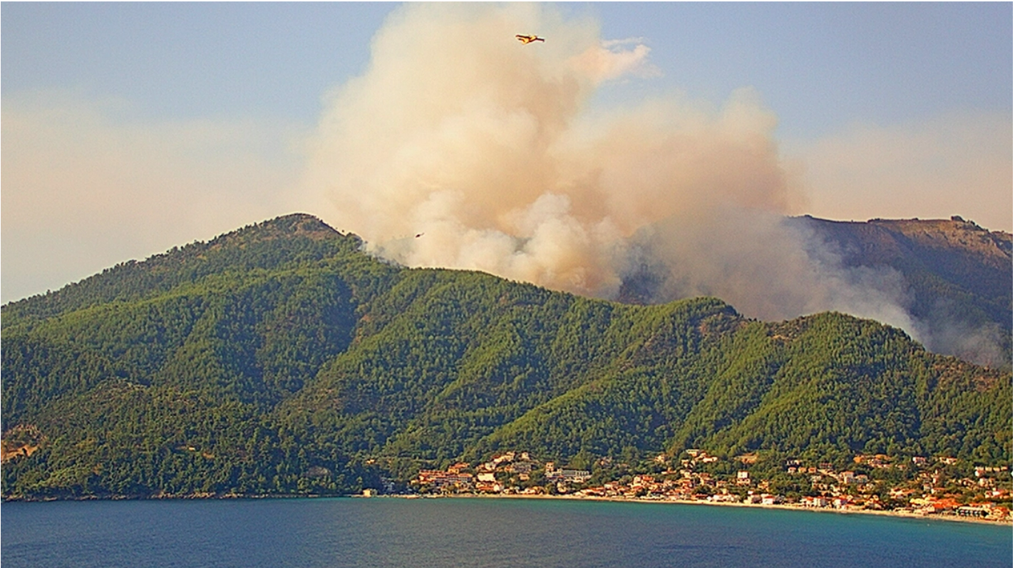 Σε πλήρη εξέλιξη η φωτιά στη Θάσο, εκκενώνονται οικισμοί