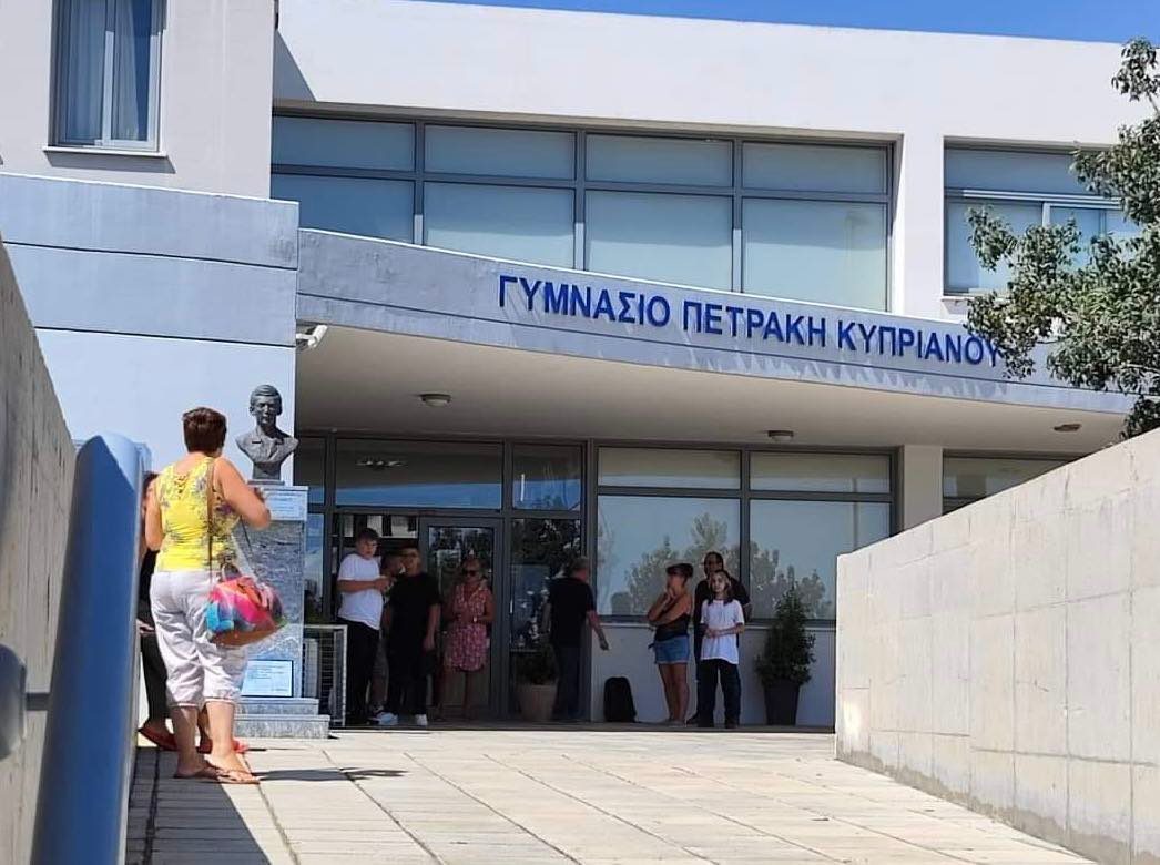 Διευθυντής απέβαλε πέραν των 30 μαθητών με το καλημέρα για… τα μαλλιά (ΒΙΝΤΕΟ)