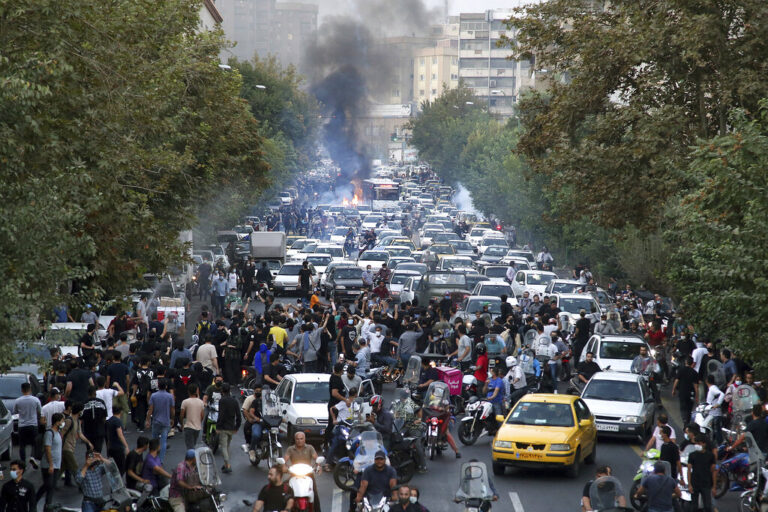 Ιράν: Φουντώνουν οι διαδηλώσεις, o Ραΐσι απειλεί με «αποφασιστική δράση» (VID)