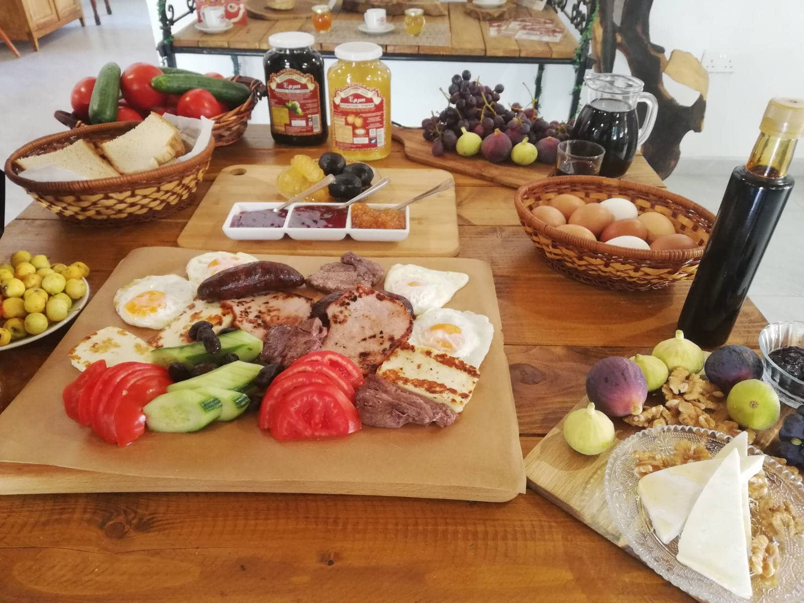 Κυπριακό Brunch…«μπούκωμα» με χαλούμι, λουκάνικο, ελιά και καρυδάκι