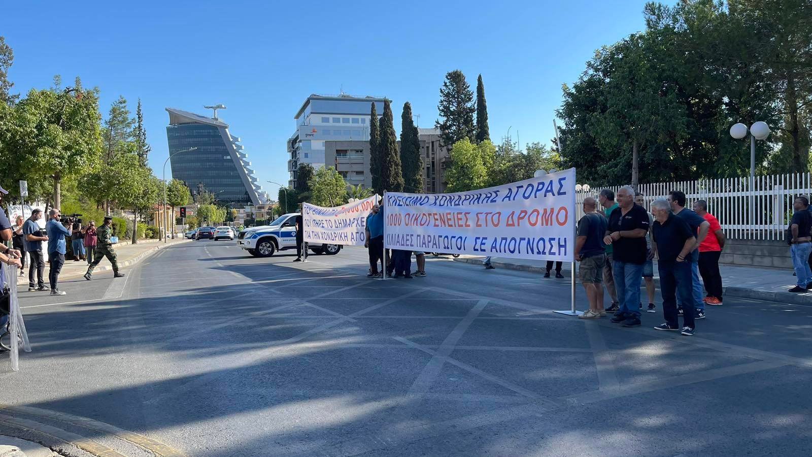 ΦΩΤΟ/ΒΙΝΤΕΟ: Έξω από το Προεδρικό οι χονδρέμποροι, τους βγάζουν έξω από το ΣΟΠΑΖ