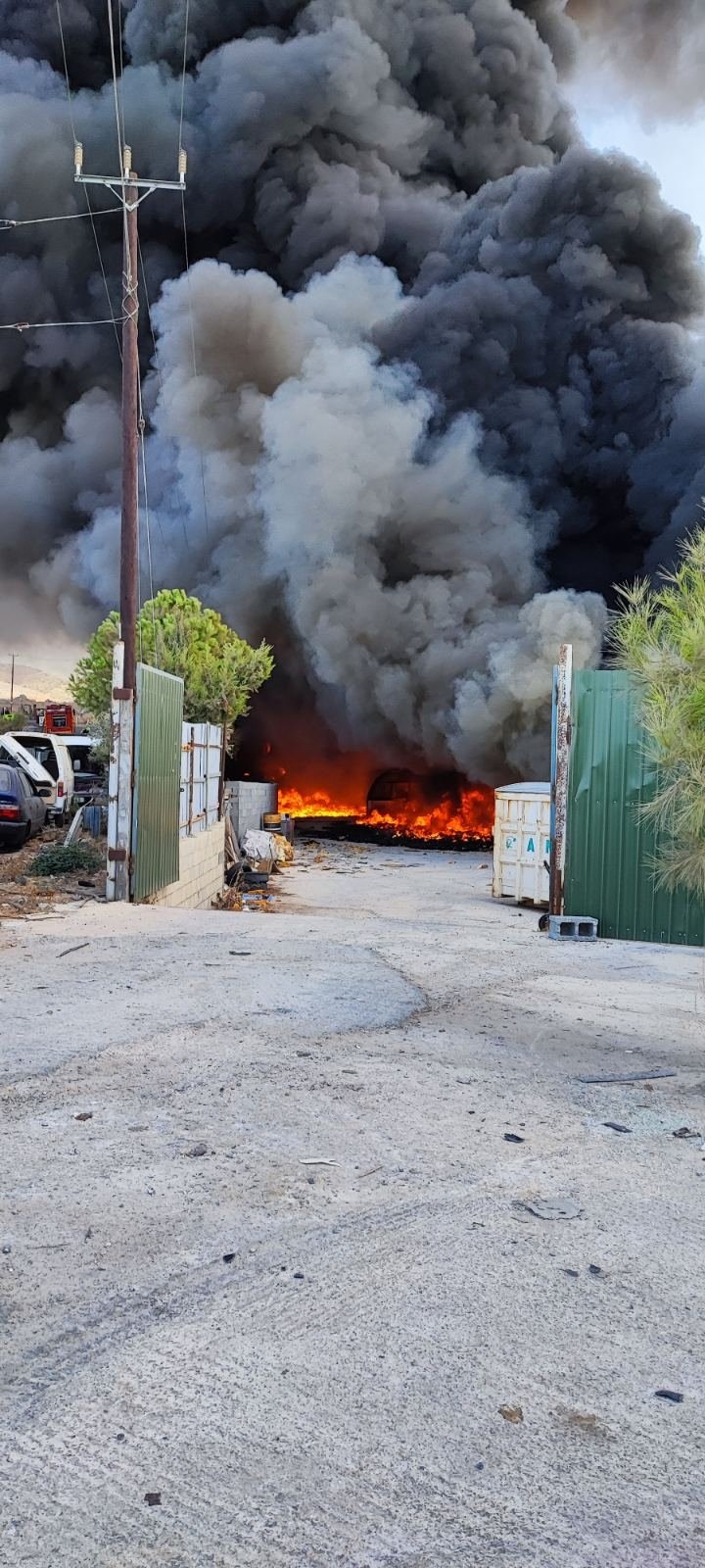 Πυρκαγιά σε βαφείο οχημάτων στη Λάρνακα, τρία πυροσβεστικά οχήματα στο σημείο