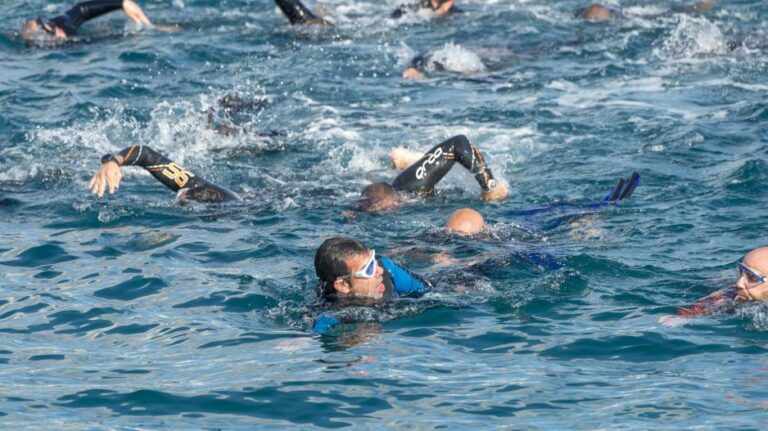 Κολύμπησαν με τους ΟΥΚ για τους «Μικρούς Ήρωες»