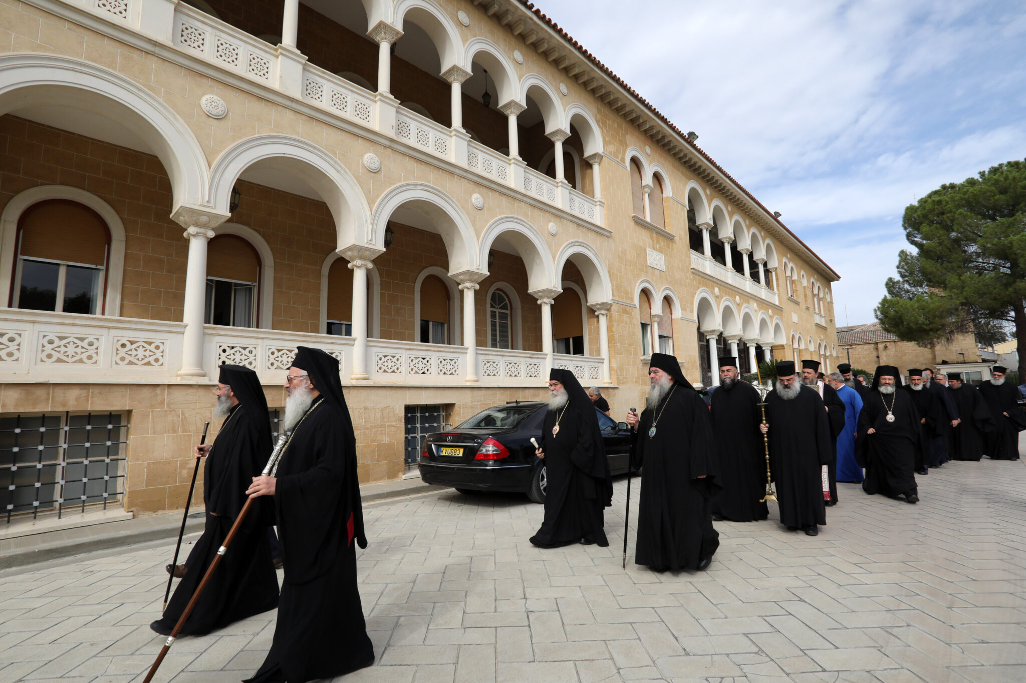 «Ιερές κόντρες»: Στην κορύφωσή του ο προεκλογικός αγώνας για τις Αρχιεπισκοπικές