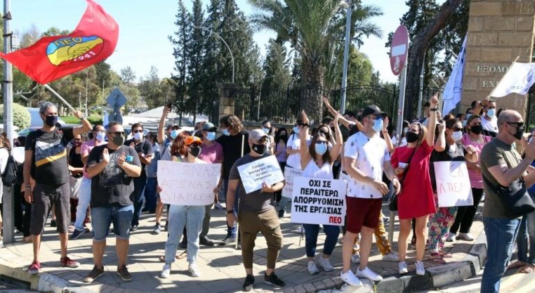 Στο περίμενε οι εκπαιδευτικοί με αγορά υπηρεσιών