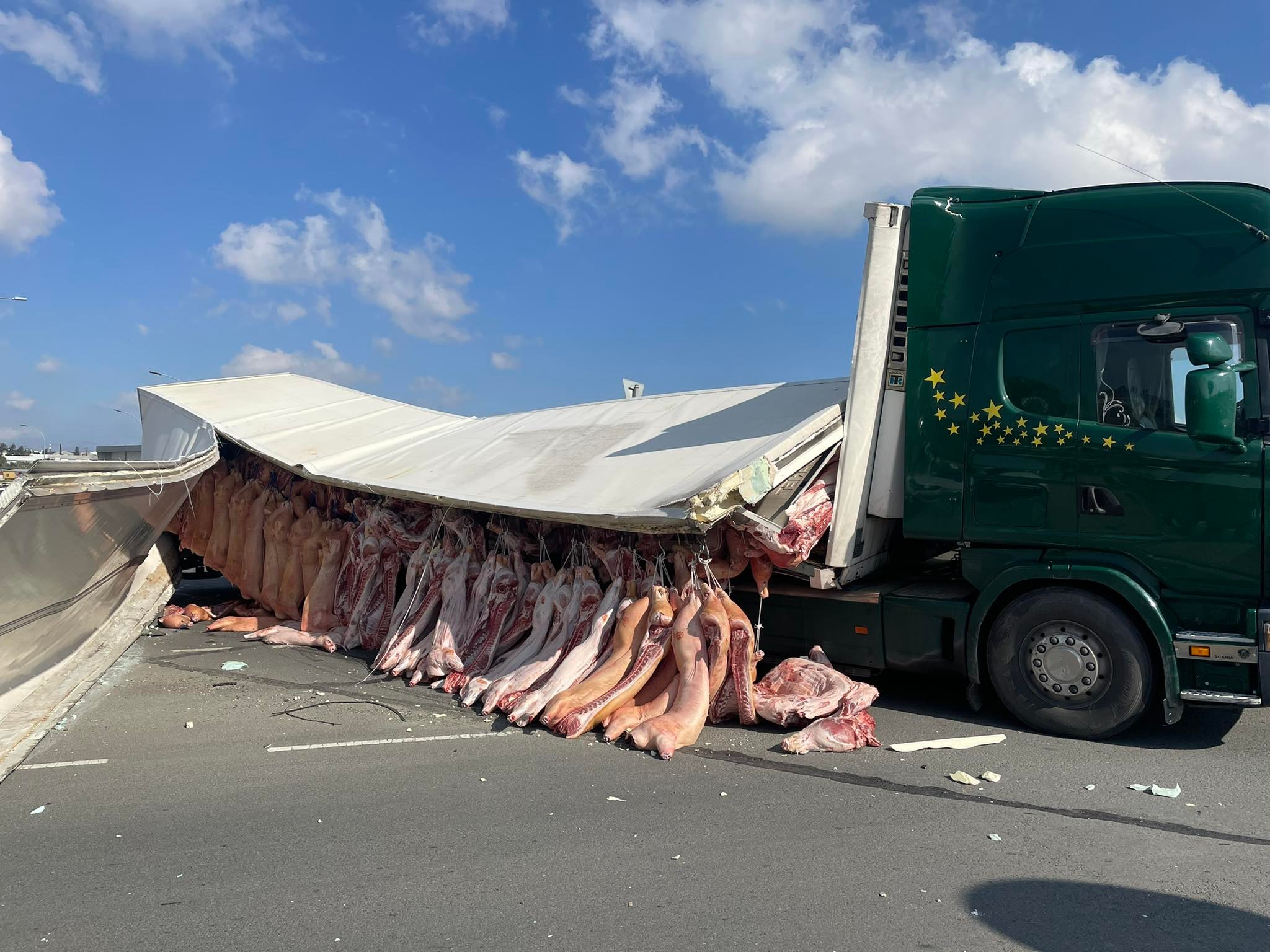 ΒΙΝΤΕΟ: Γέμισε κρέατα ο δρόμος, έμεινε για πάνω από έξι ώρες κλειστός