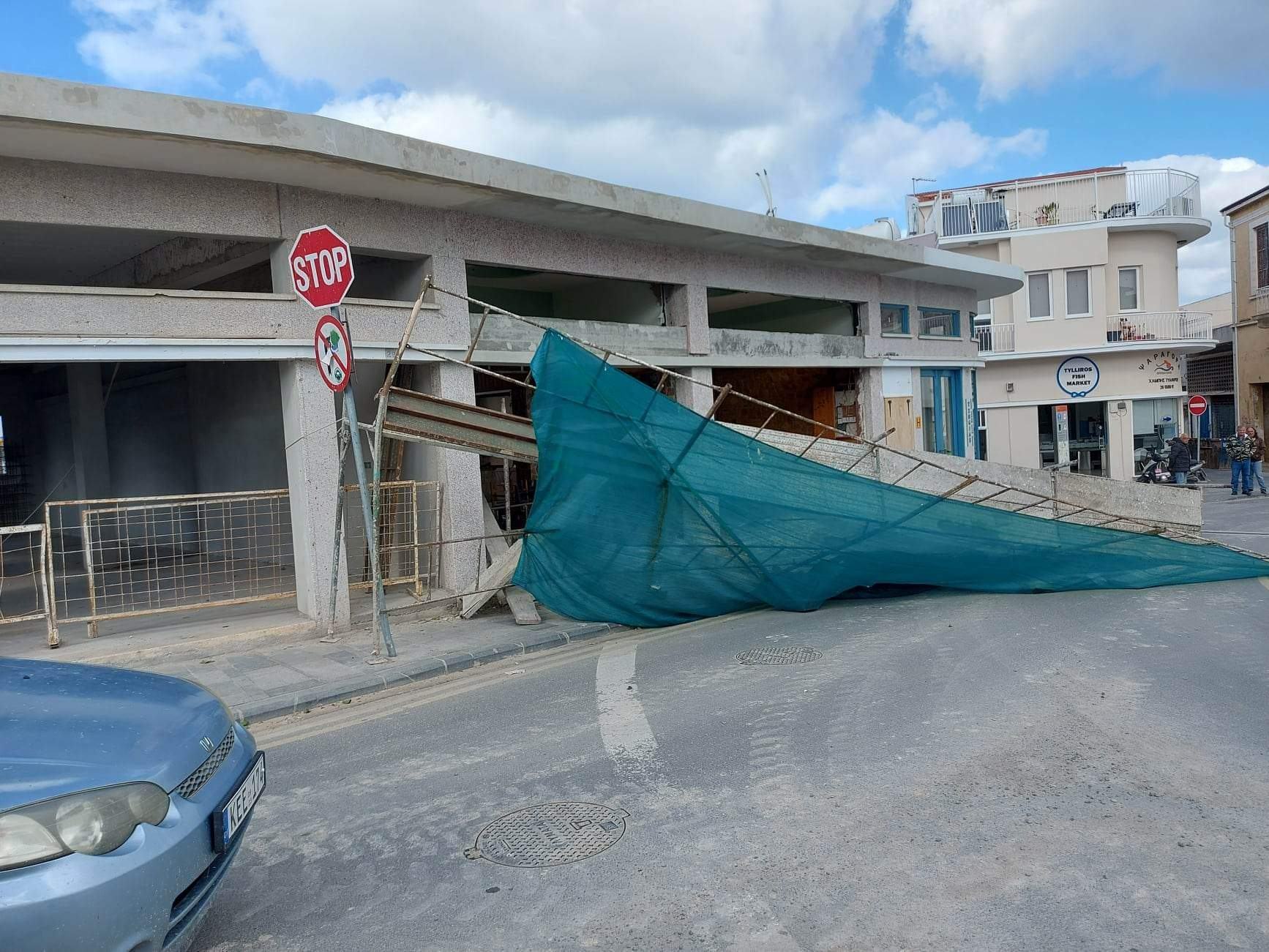 ΦΩΤΟ: Έπεσε σκαλωσιά στην πλατεία Λοζάν, έρευνα για τα αίτια