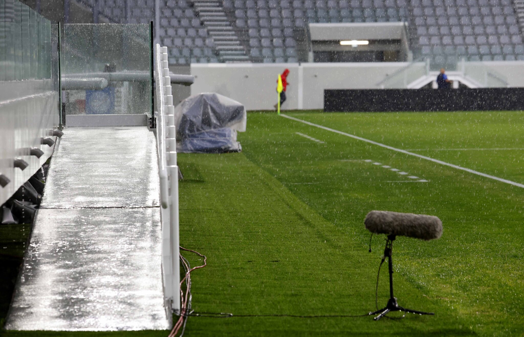 Βροχερό σκηνικό στο «Άλφαμεγα Stadium», η κατάσταση του αγωνιστικού χώρου (ΦΩΤΟ)