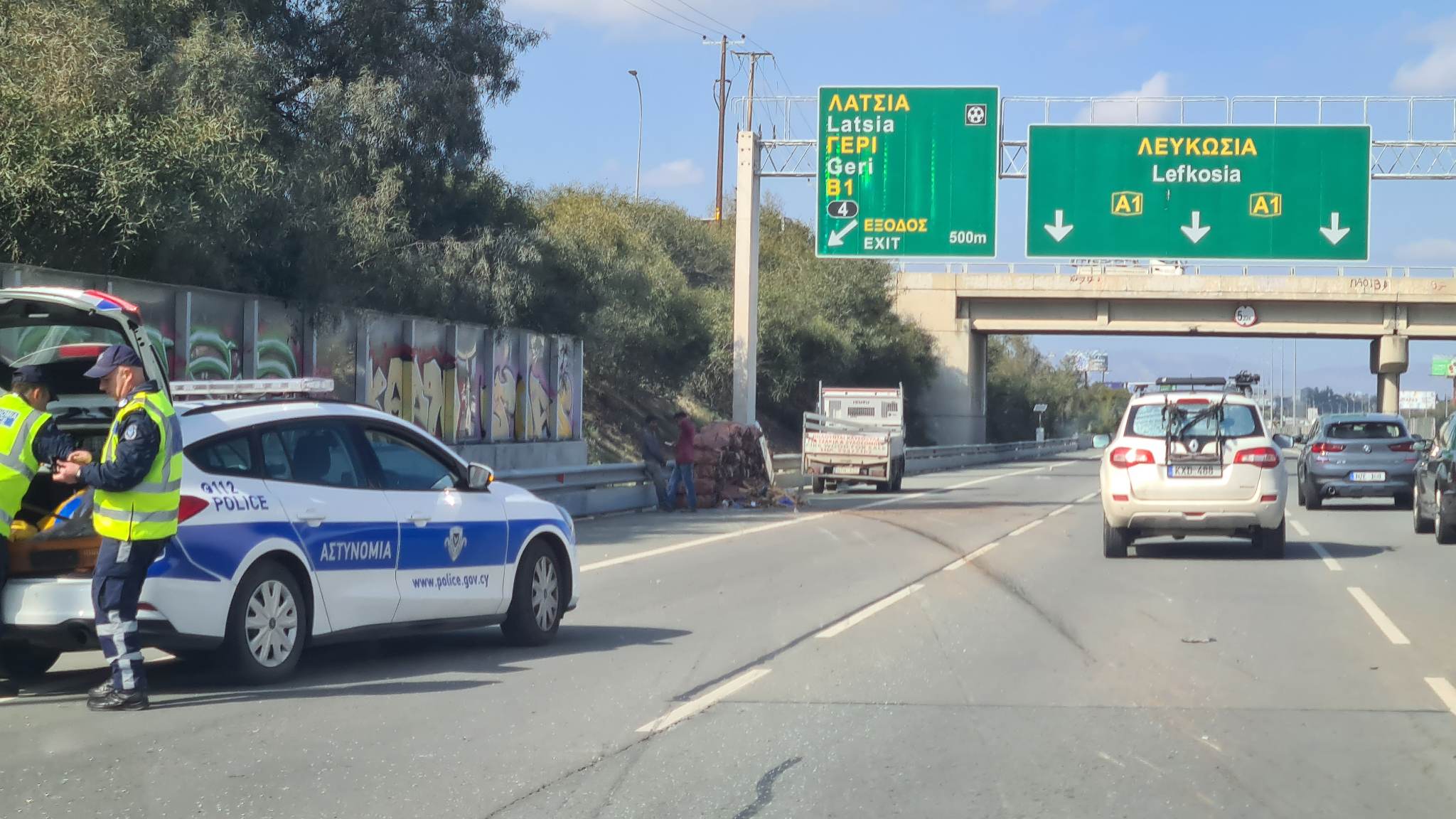 ΦΩΤΟ: Καυσόξυλα… τα "τούβλα" που έκλεισαν το highway, στο νοσοκομείο ο οδηγός