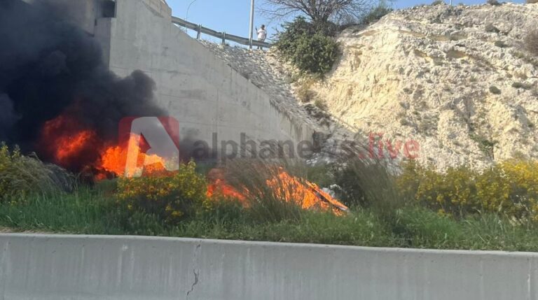 Στις φλόγες τυλίχθηκε εν κινήσει όχημα στο highway Πάφου-Λεμεσού (ΒΙΝΤΕΟ/ΦΩΤΟ)