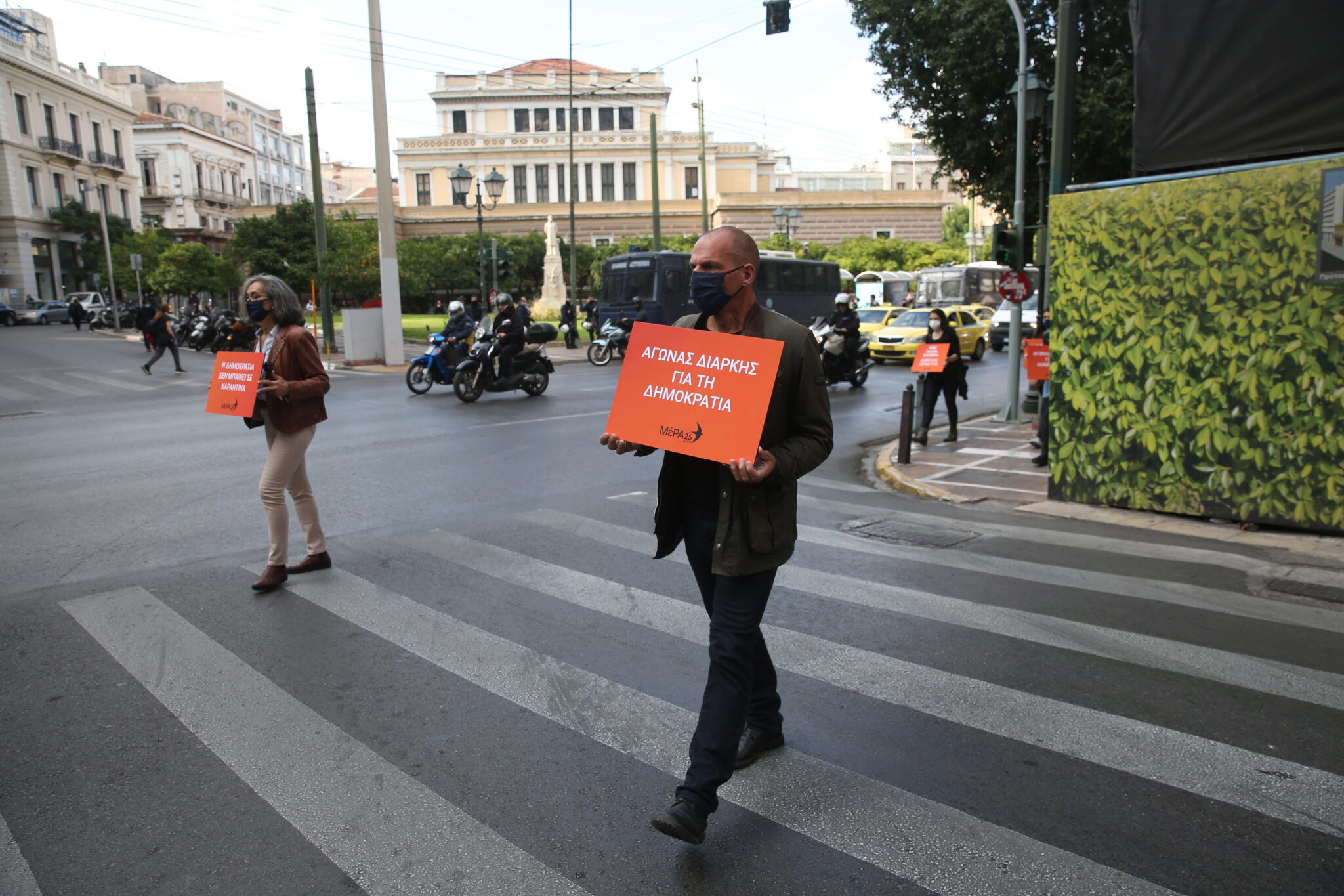 Συνέλαβαν 17χρονο για την επίθεση στον Γιάννη Βαρουφάκη