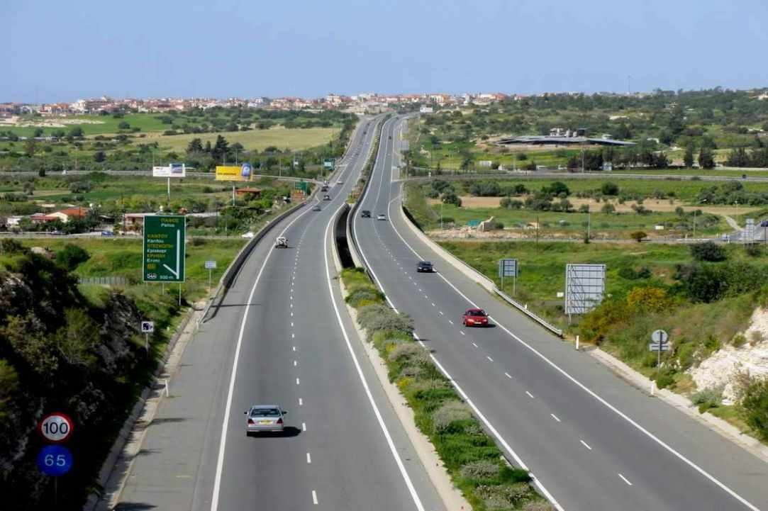 Ανατροπή οχήματος στο highway Λεμεσού-Λευκωσίας, στo ύψος της Κακορατζιάς