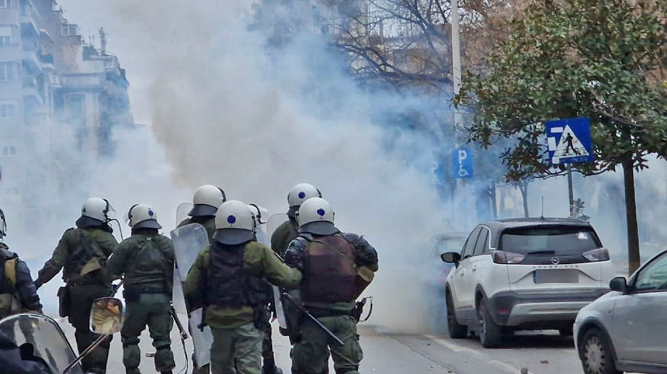 Θεσσαλονίκη: 15 συλλήψεις κουκουλοφόρων για επεισόδια στην πορεία για τα Τέμπη