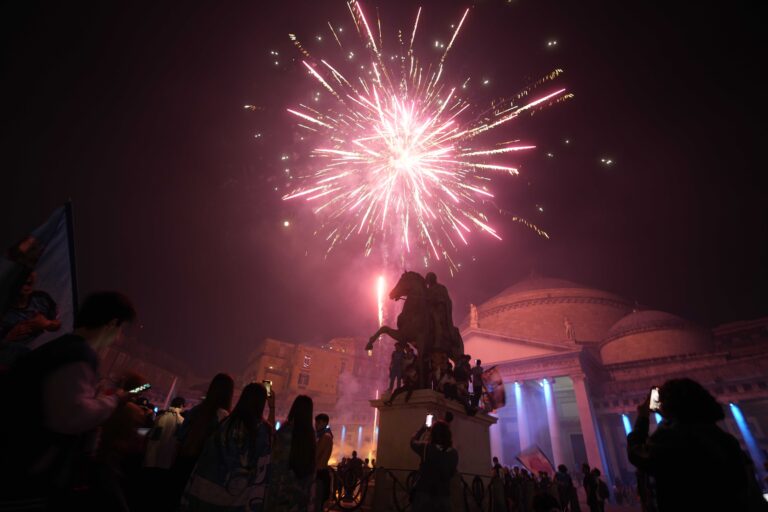 Στις «φλόγες» η Νάπολη για το (τρίτο) σκουντέτο (BINTEO)