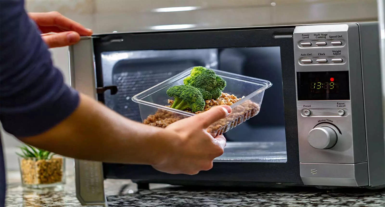 Μύθος ή αλήθεια ότι το ζέσταμα φαγητού στον microwave είναι καρκινογόνο;