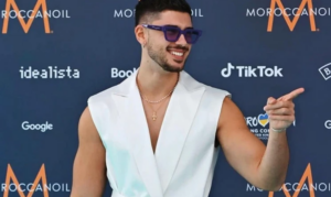 Eurovision 2023: Αποθεώθηκε ο Andrew Lambrou στο τιρκουάζ χαλί