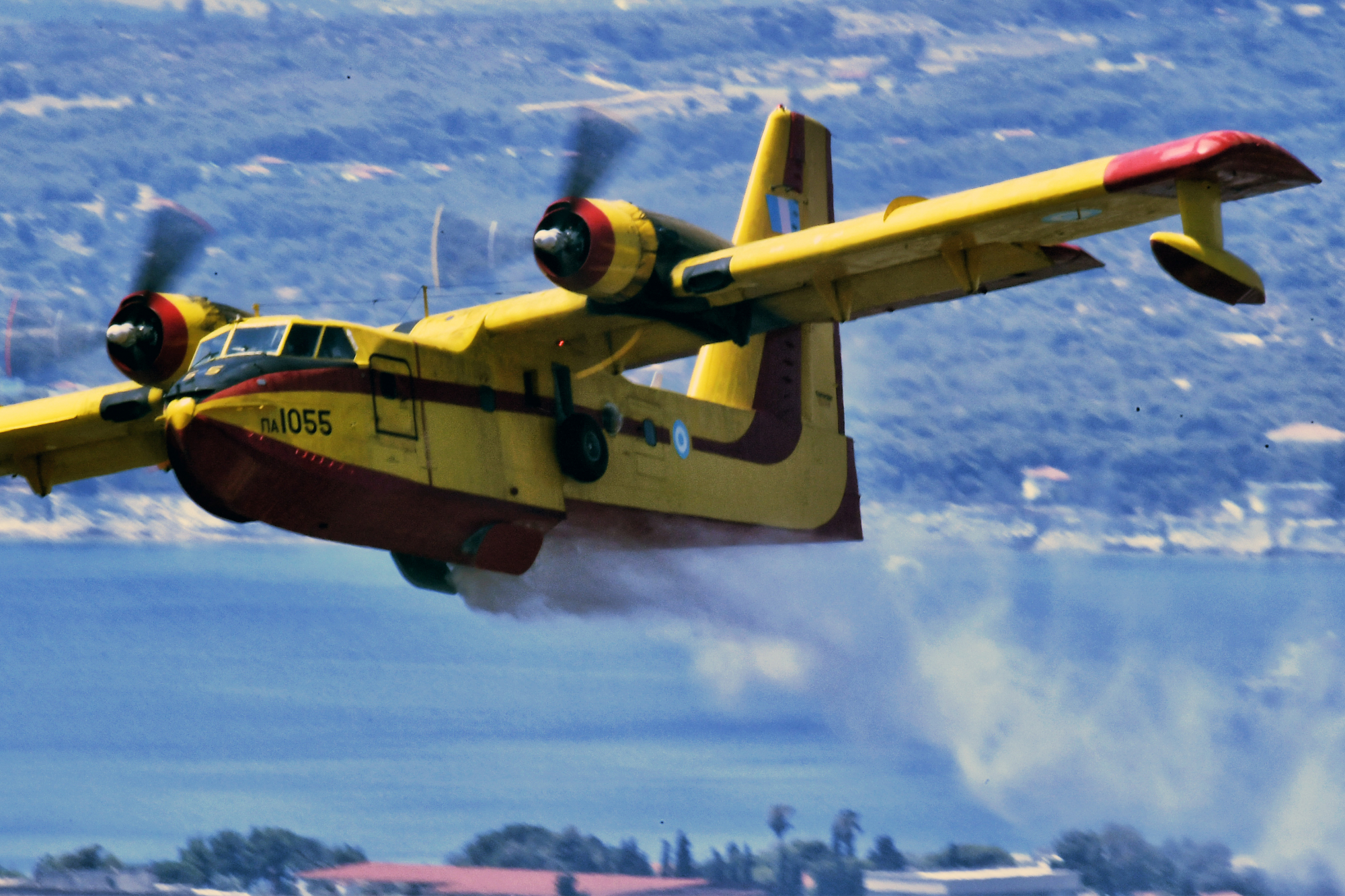 Συνεχίζεται η «μάχη» με τις φλόγες στην Ελλάδα: Δύσκολη η κατάσταση στην Ρόδο