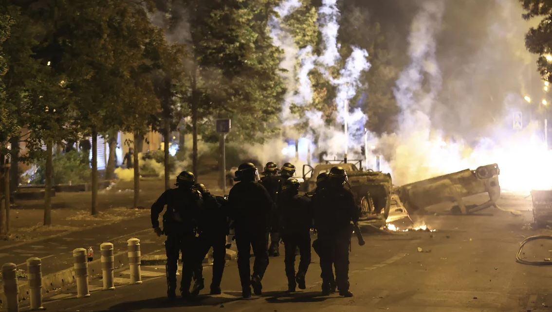 Χάος στη Γαλλία: Στους δρόμους οι νέοι, απειλούνται με φυλάκιση οι γονείς τους