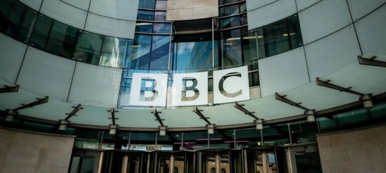 Συνεργασία BBC με την αστυνομία μετά τις καταγγελίες κατά παρουσιαστή