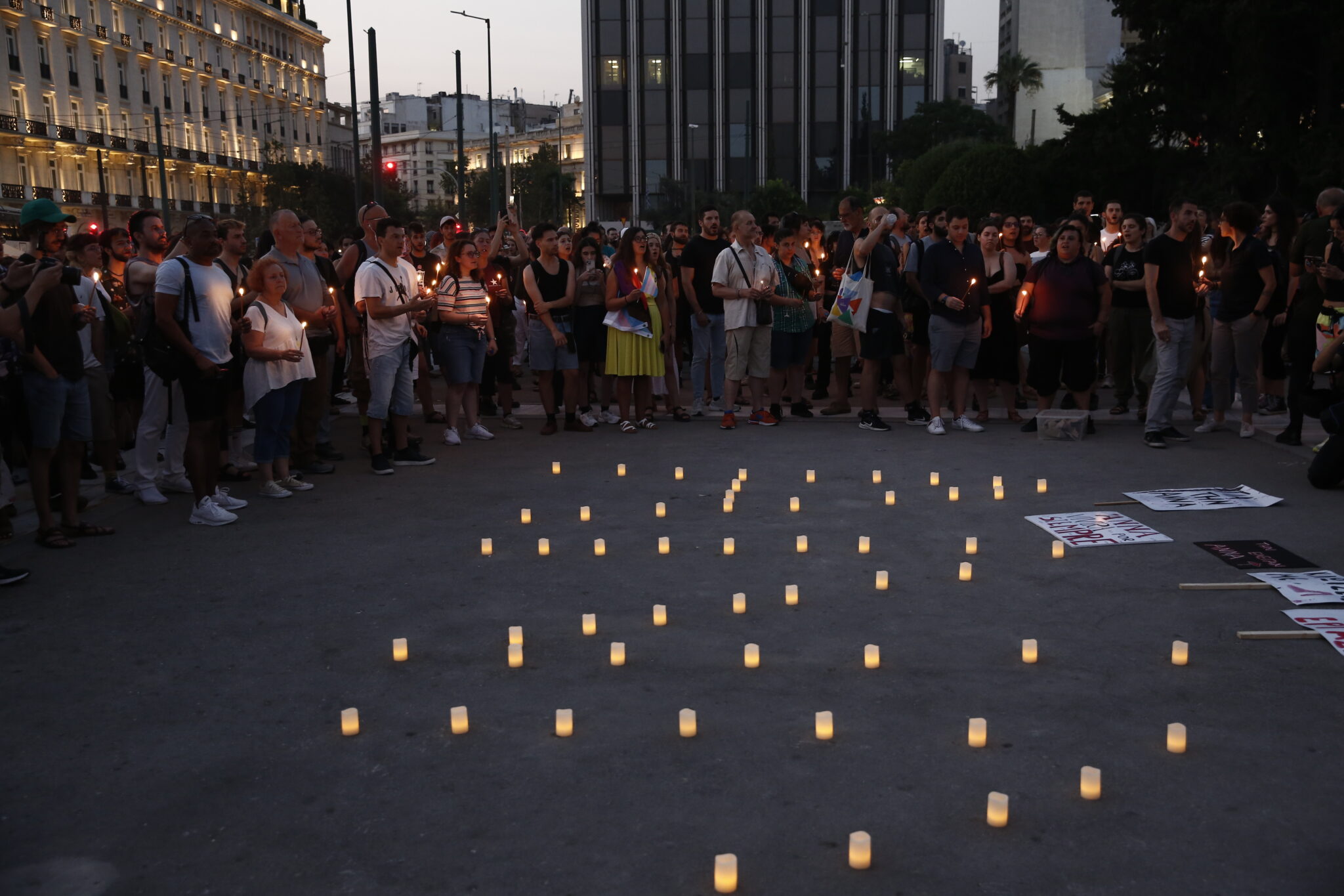 ΦΩΤΟ: Σχημάτισαν με κεριά το όνομα της Άννας στο κέντρο του Συντάγματος