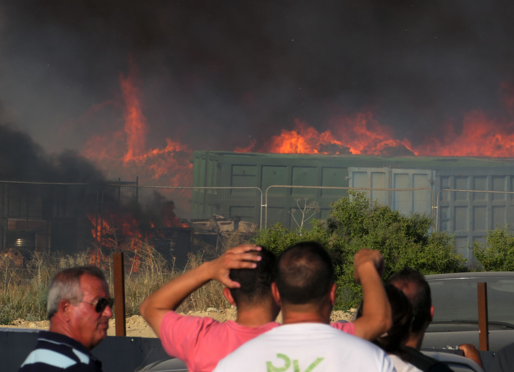 ΒΙΝΤΕΟ: Μαίνεται η πυρκαγιά στο Γέρι, ολονύχτια η μάχη με τις φλόγες