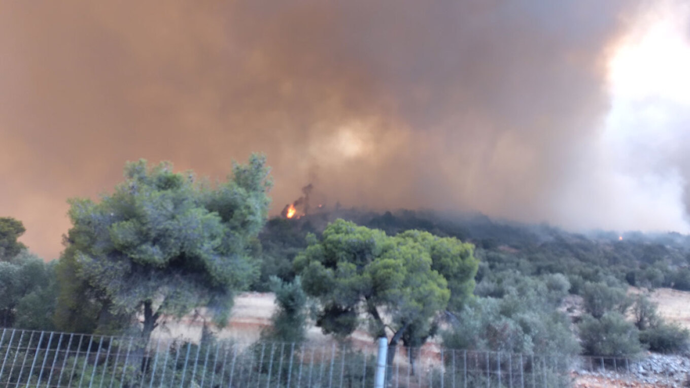 Φωτιά στα Δερβενοχώρια: Έχουν κυκλώσει τον οικισμό Νέα Ζωή Μάνδρας οι φλόγες