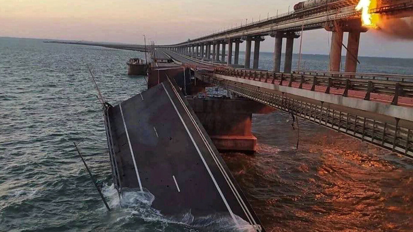 Ζελένσκι: Η γέφυρα της Κριμαίας είναι θεμιτός στρατιωτικός στόχος