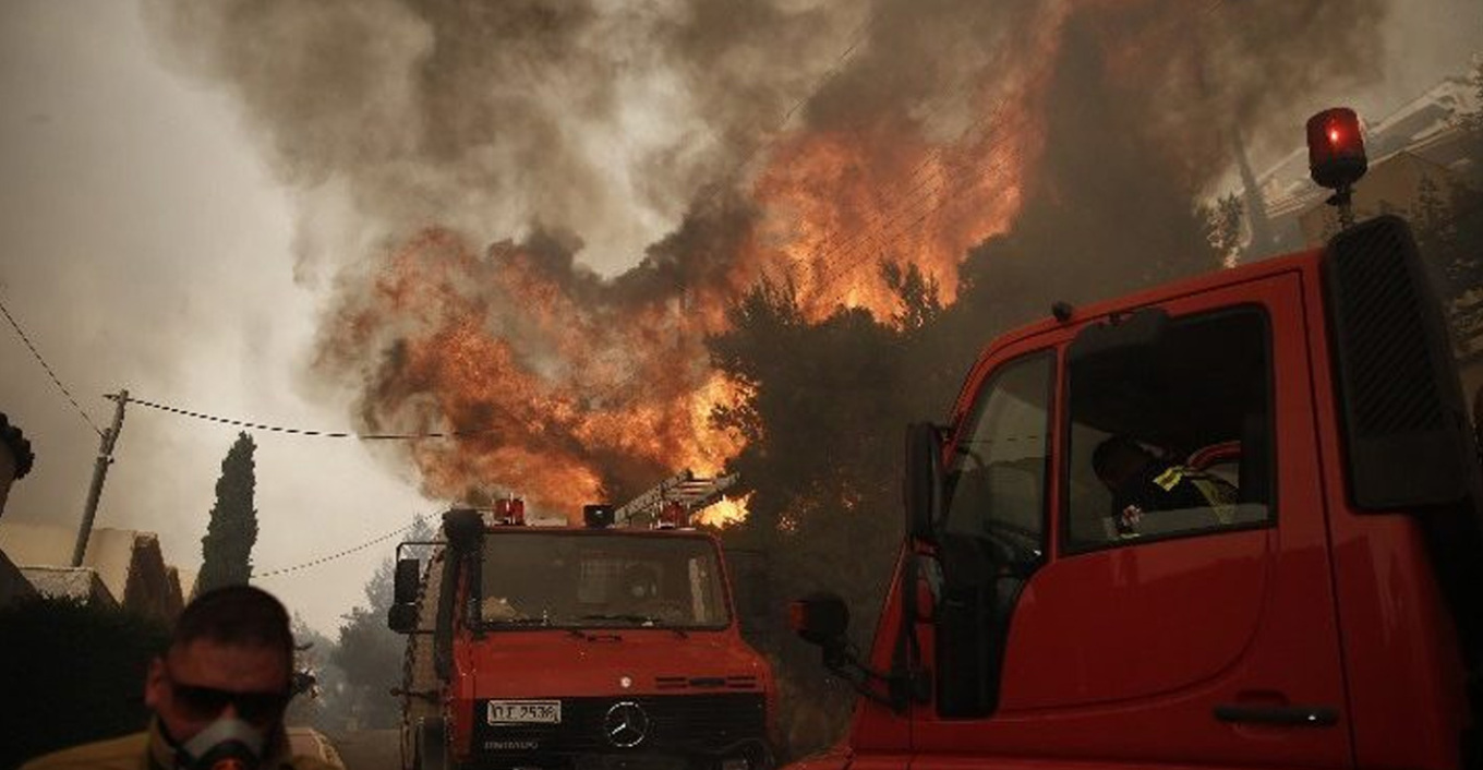 Φονικές πυρκαγιές στην Ελλάδα: Συνεχίζεται η μάχη, δύο άνθρωποι απανθρακώθηκαν