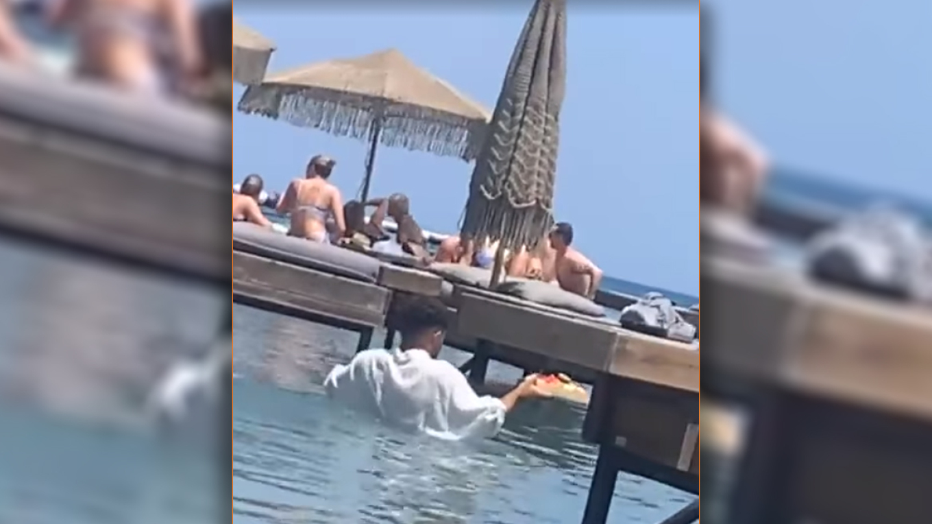 Οργή στη Ρόδο: Σερβιτόρος σε beach bar παραδίδει παραγγελία σχεδόν…κολυμπώντας