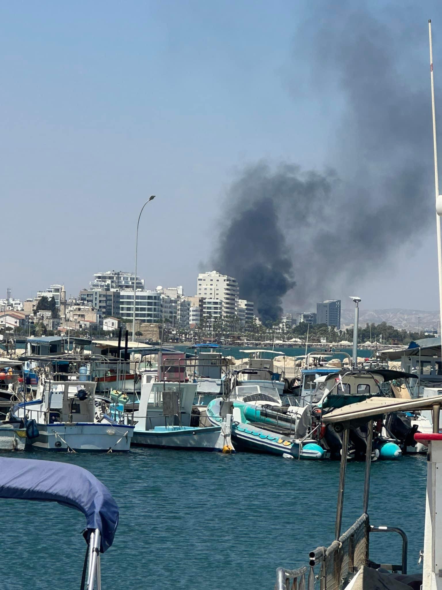 Μαύροι καπνοί στον ουρανό της Λάρνακας: Ξέσπασε πυρκαγιά σε ανοιχτό χώρο