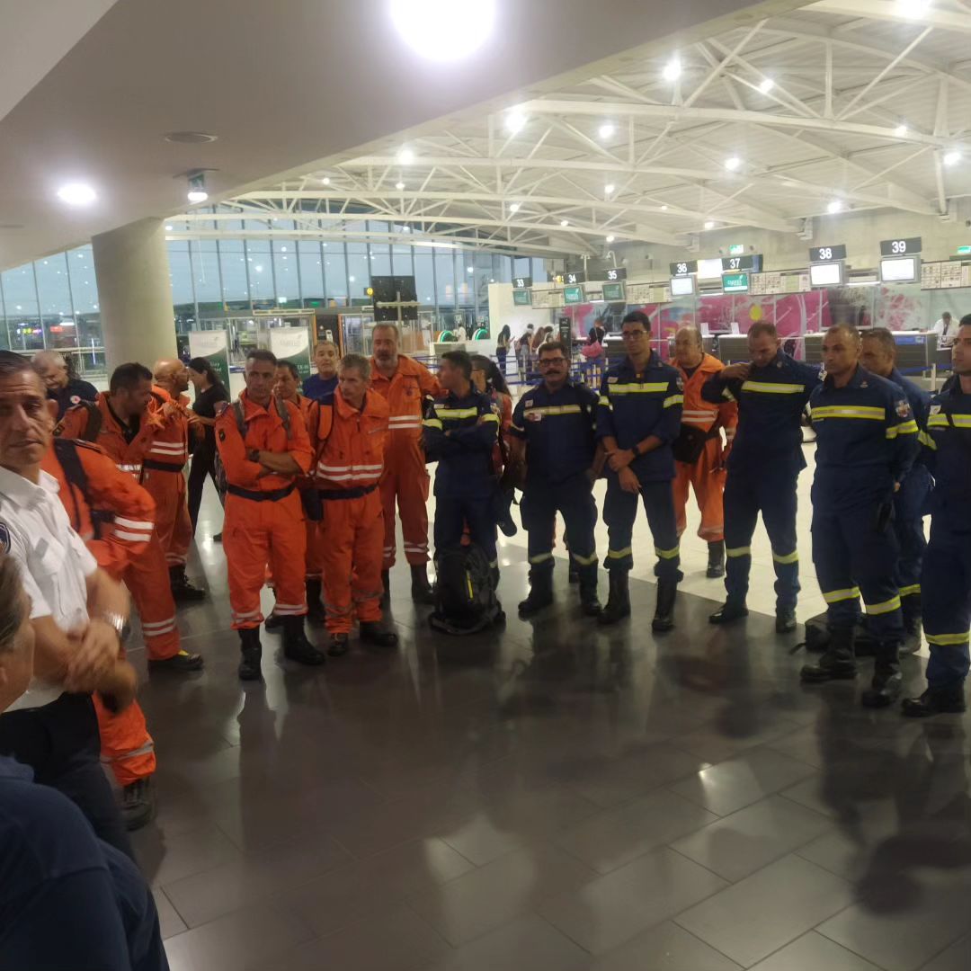 Έφτασε στην Αθήνα η κυπριακή αποστολή που θα βοηθήσει στην Πάρνηθα