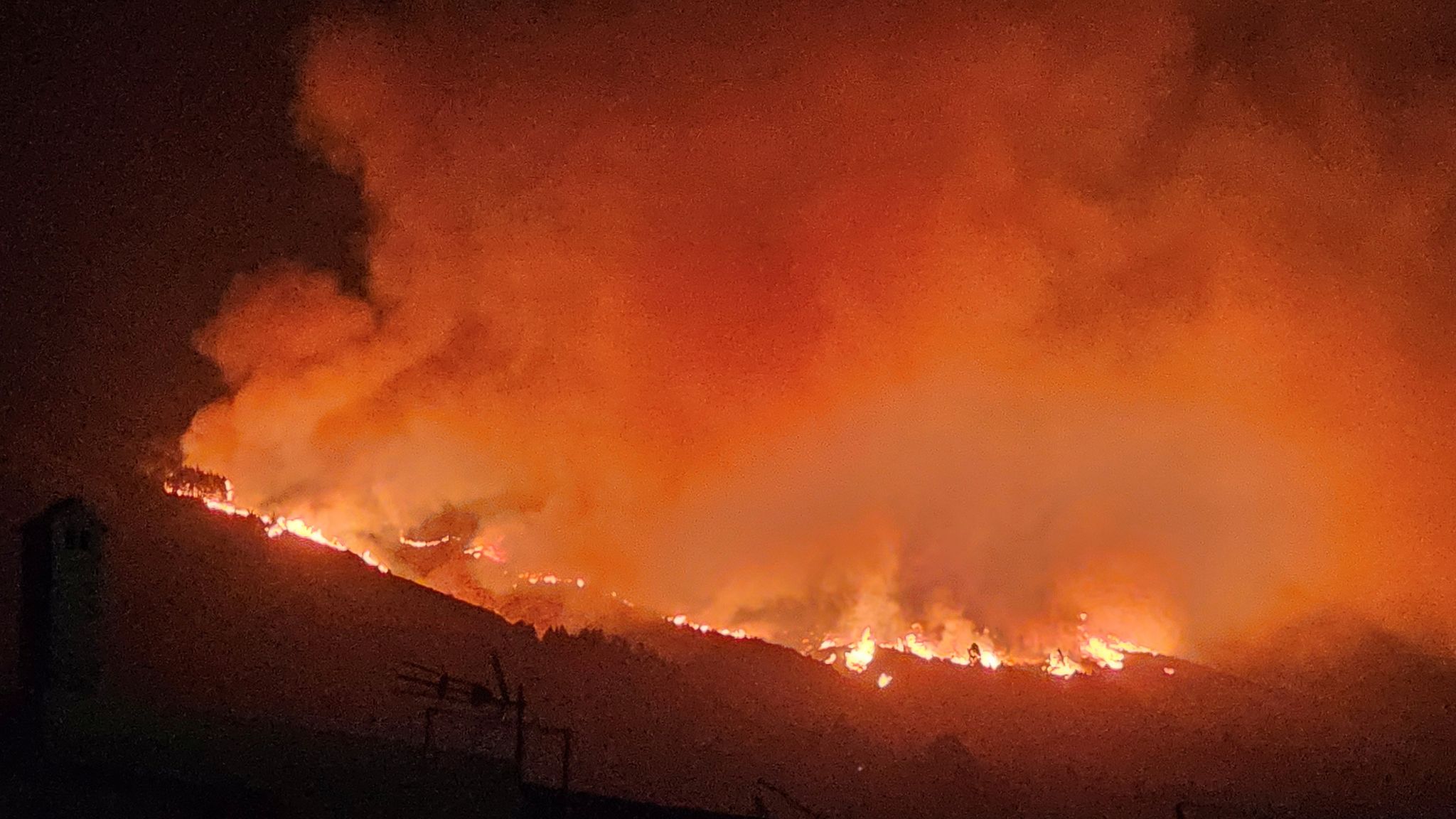 Πύρινη κόλαση στο νησί Τενερίφη, απομακρύνθηκαν χιλιάδες άτομα