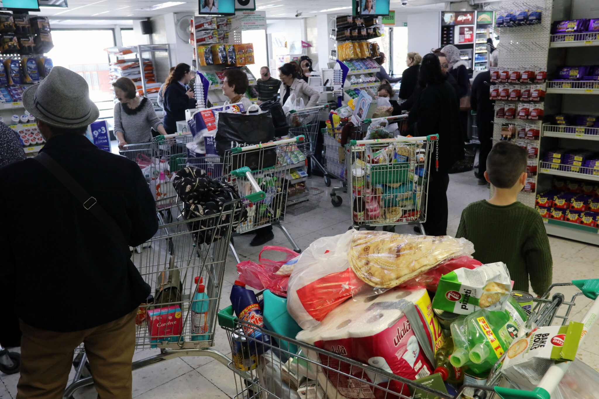 Νέο «όχι» Κεραυνού σε οριζόντια μέτρα, καλπάζει η ακρίβεια σε αγαθά και καύσιμα