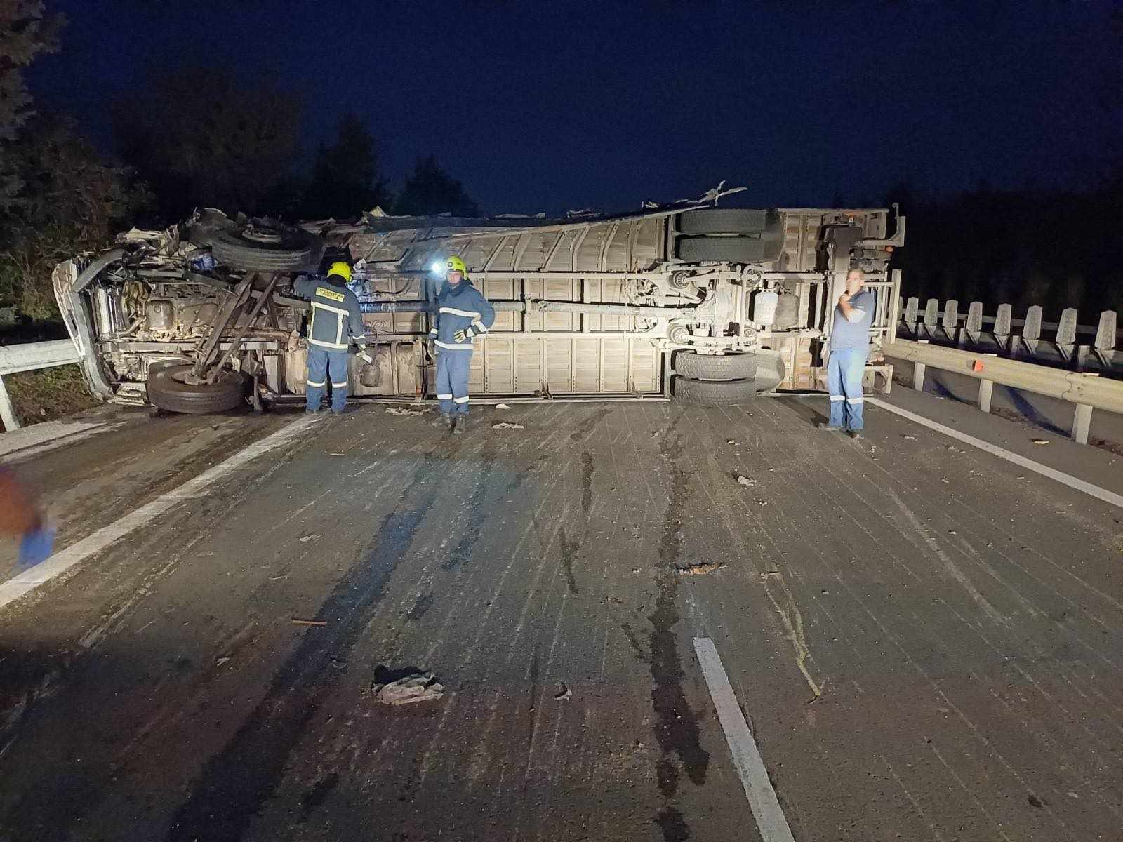 Κυκλοφοριακό κομφούζιο στο highway:Σε κατάσταση σοκ ο οδηγός του φορτηγού (ΦΩΤΟ)