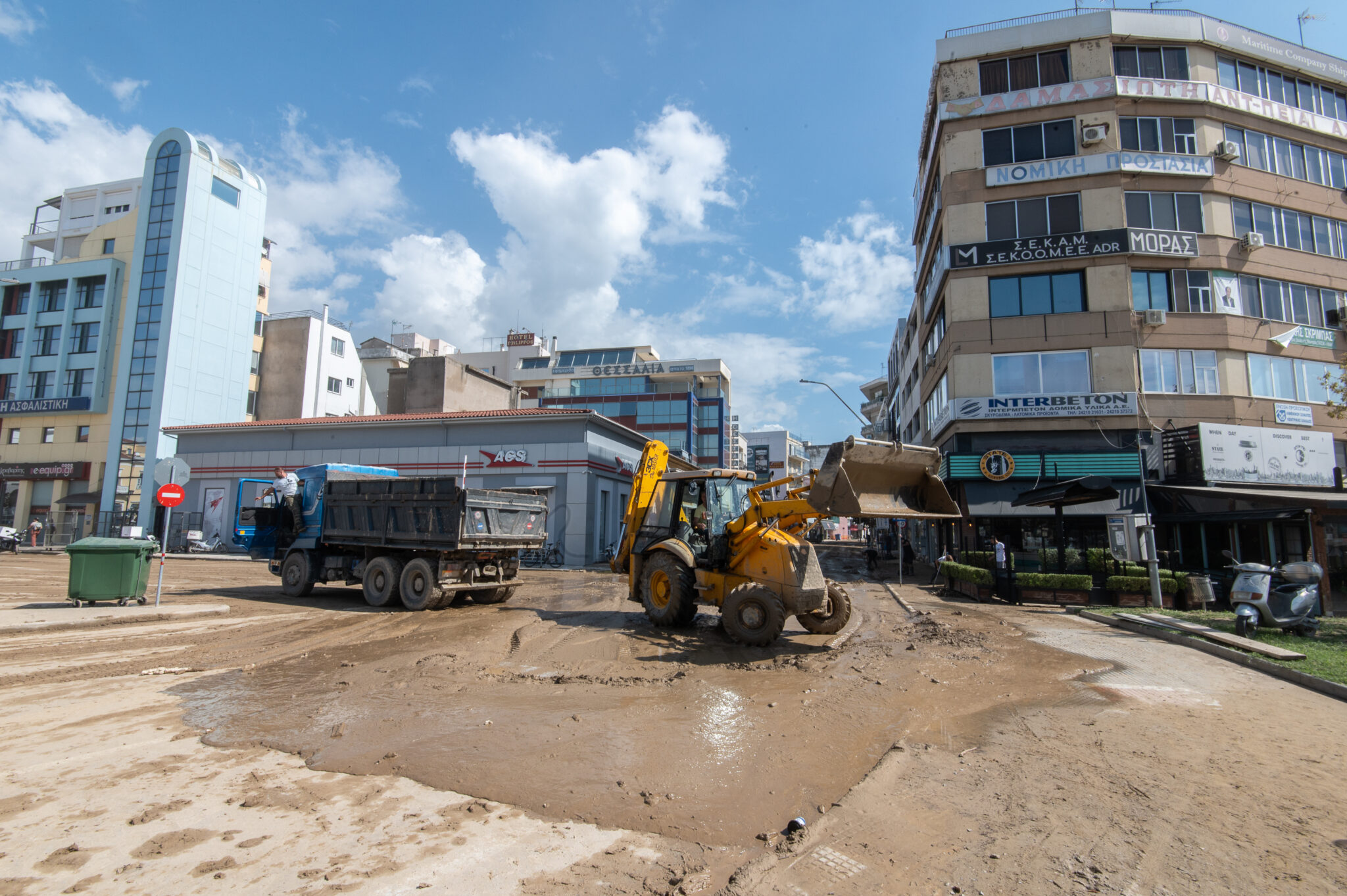 Άνοιξαν τα περισσότερα σχολεία στον Βόλο, μετράνε τις πληγές τους οι κάτοικοι