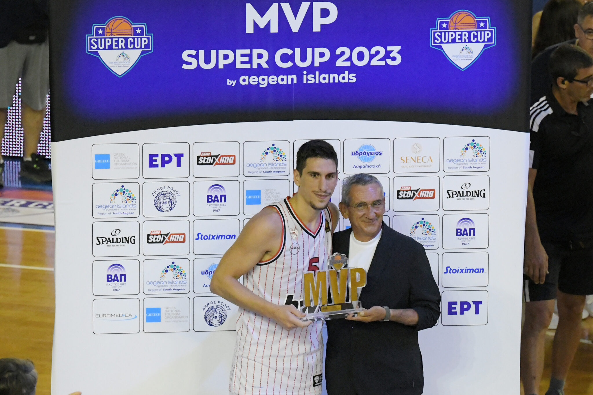 Με το βραβείο του MVP πέταξε για Αθήνα ο Λαρεντζάκης (ΦΩΤΟ)