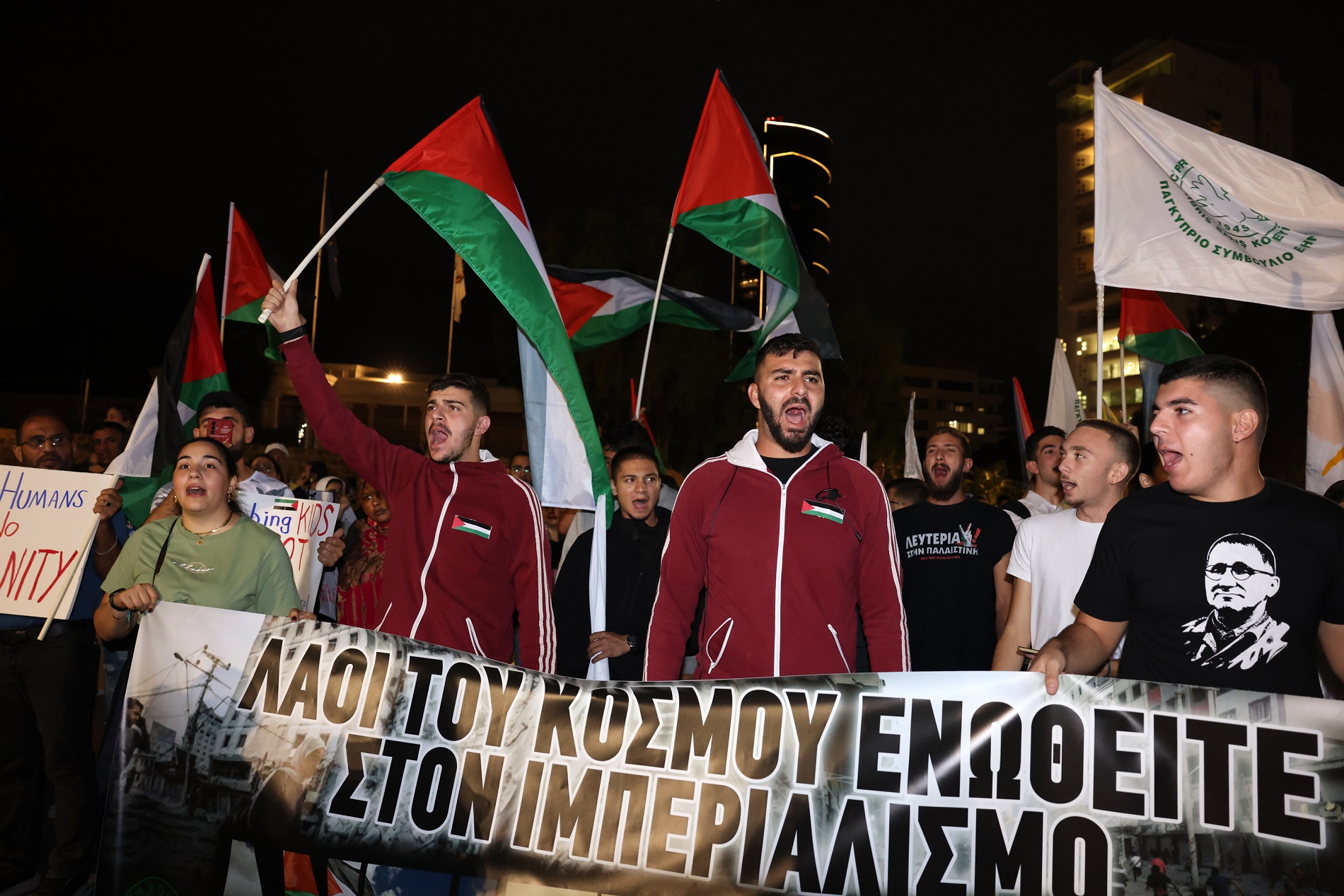 ΦΩΤΟ: Σε εξέλιξη η αντιπολεμική εκδήλωση στη Λευκωσία υπέρ των Παλαιστινίων