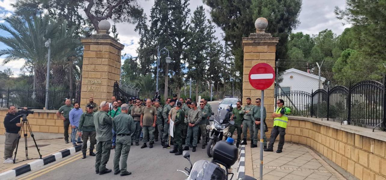 Έξω από το Προεδρικό οι Ωρομίσθιοι Θηροφύλακες της ΙΣΟΤΗΤΑΣ (ΦΩΤΟ)