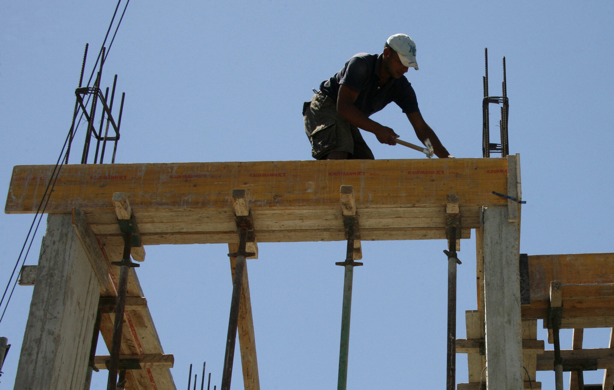 Εργάζονταν παράνομα και με πλαστά έγγραφα, με εξώδικο οι εργοδότες τους