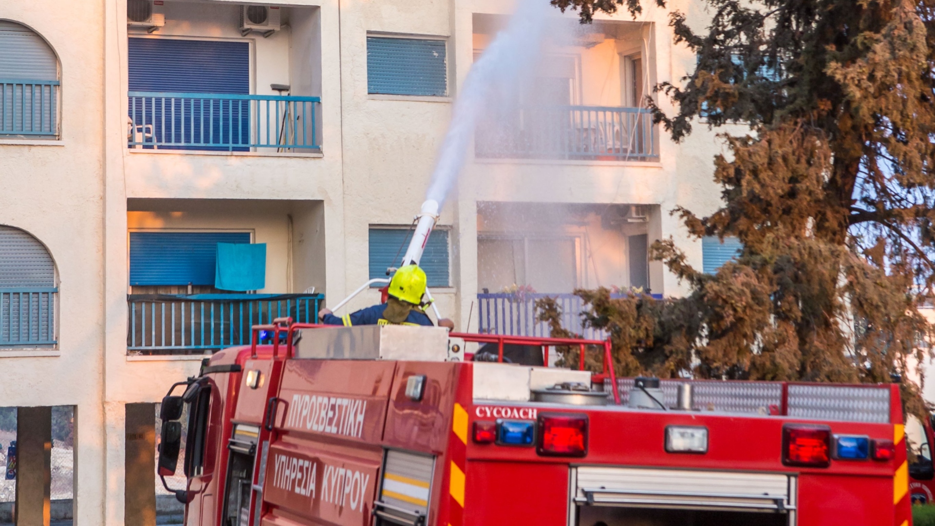 Εκκενώθηκε πολυκατοικία τα ξημερώματα λόγω φωτιάς, στο νοσοκομείο τρία πρόσωπα