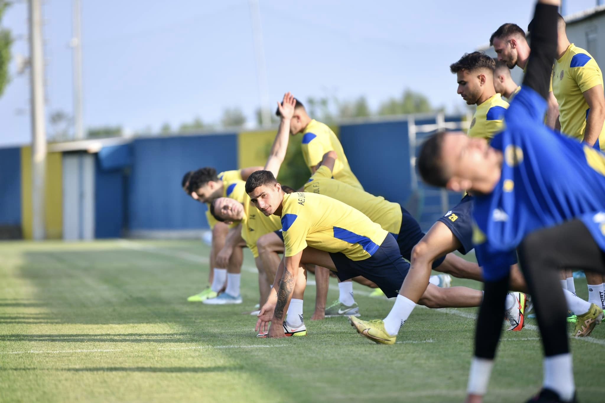 Mε 22 ποδοσφαιριστές στην αποστολή η ΑΕΛ